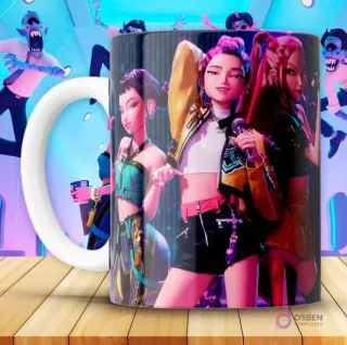 Taza KPOP con tres personajes femeninos de Huntrix Demon Hunter en el escenario con micrófono