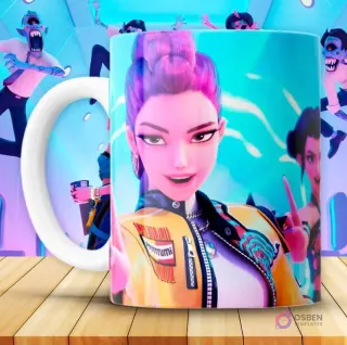 Taza KPOP con personaje femenino de Huntrix Demon Hunter de cabello morado señalando con un dedo