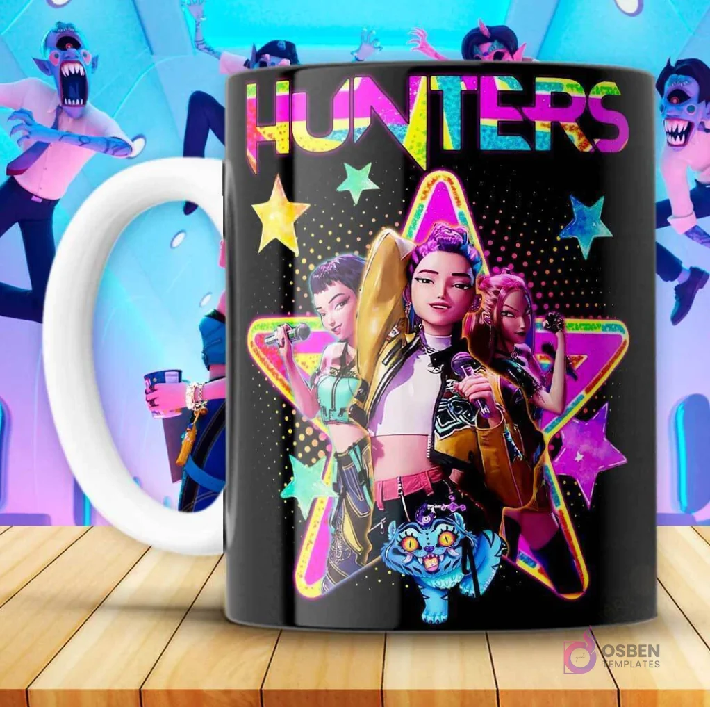 Taza negra KPOP con diseño 'Hunters' y tres personajes femeninos de Huntrix Demon Hunter con un gato azul