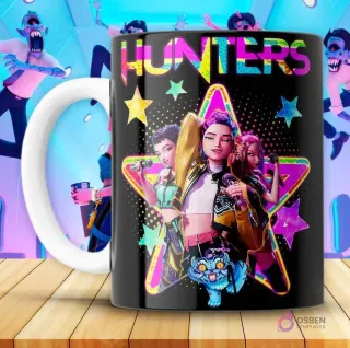 Taza negra KPOP con diseño 'Hunters' y tres personajes femeninos de Huntrix Demon Hunter con un gato azul