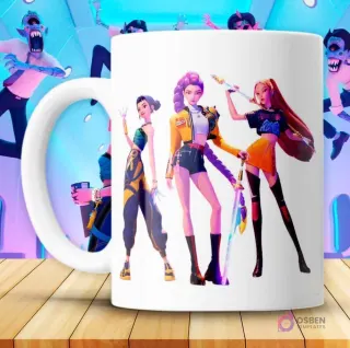 Taza KPOP con tres personajes femeninos de Huntrix Demon Hunter en poses de acción