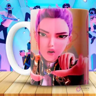 Taza KPOP con personaje femenino de Huntrix Demon Hunter de cabello morado en pose de elegancia