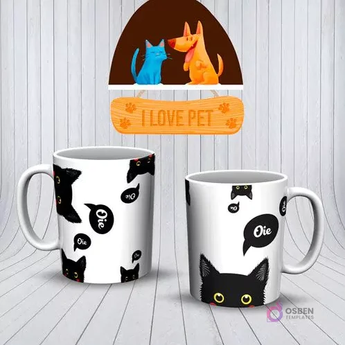 Mockup de dos tazas blancas con patrón de gatos negros de dibujos animados con ojos amarillos y burbujas de diálogo 'Oie'.