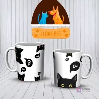 Mockup de dos tazas blancas con patrón de gatos negros de dibujos animados con ojos amarillos y burbujas de diálogo 'Oie'.
