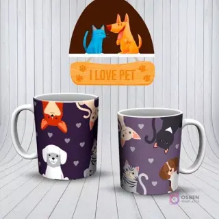 Mockup de dos tazas moradas con un patrón de gatos, perros (poodle) y murciélagos de dibujos animados, con pequeños corazones blancos.