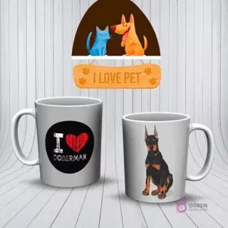 Mockup de tazas con diseños de Doberman. Una taza gris con 'I ❤️ DOBERMAN' y otra con un Doberman Pinscher sentado.