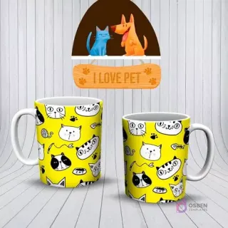 Mockup de dos tazas amarillas con un patrón de gatos, espinas de pescado y ovillos de lana en blanco y negro.