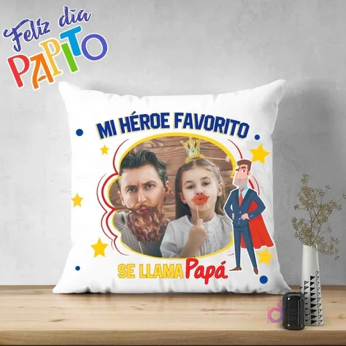 Cojín sublimado con diseño 'Mi Héroe Favorito se llama Papá', foto de padre e hija con bigotes de utilería y figura de superhéroe, ideal para regalo del Día del Padre.
