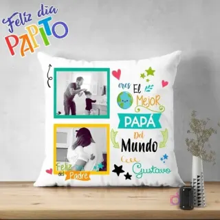 Cojín sublimado con diseño 'Eres el Mejor Papá del Mundo', con dos marcos para fotos familiares y elementos de estrellas y planeta, ideal para el Día del Padre.