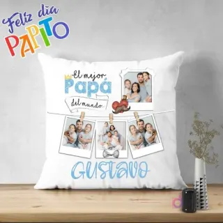 Cojín sublimado con diseño 'El mejor Papá del mundo' y múltiples fotos familiares colgando de una cuerda con pinzas de ropa, estilo polaroid, para el Día del Padre.