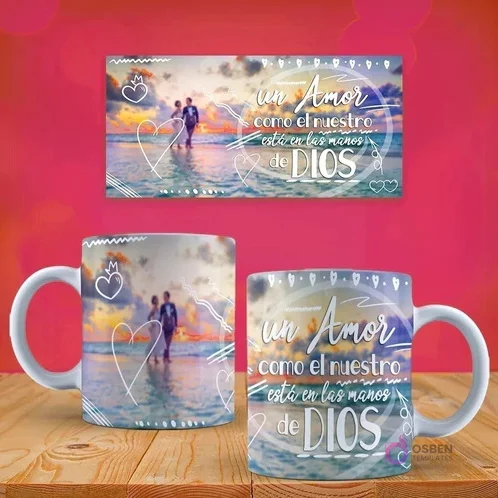 Taza personalizada con frase 'Un amor como el nuestro está en las manos de Dios' y pareja en la playa al atardecer, vista frontal y lateral.