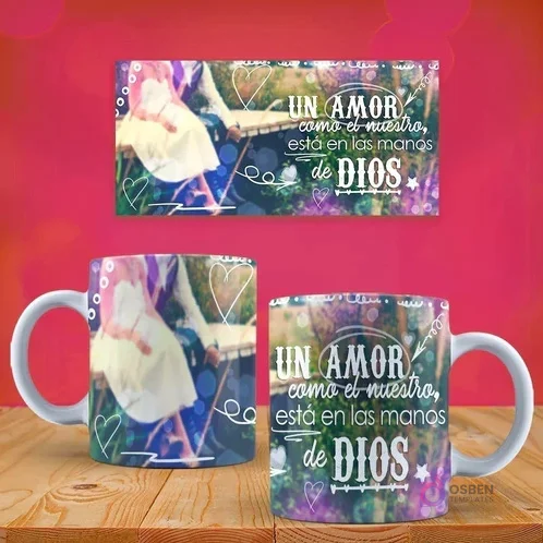 Taza personalizada con frase 'Un amor como el nuestro está en las manos de Dios' y detalle de pareja caminando, vista frontal y lateral.
