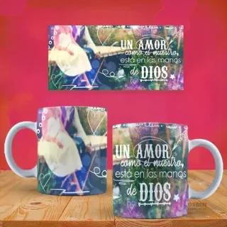 Taza personalizada con frase 'Un amor como el nuestro está en las manos de Dios' y detalle de pareja caminando, vista frontal y lateral.