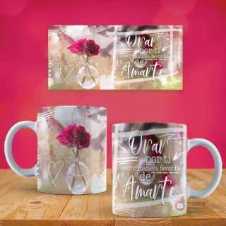 Taza personalizada con frase 'Orar por ti es mi manera favorita de Amarte' y dos rosas rojas en un jarrón de cristal colgante, vista frontal y lateral.