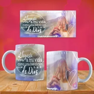 Taza personalizada con frase 'Llegaste a mi vida como una bendición de Dios' y manos entrelazadas, vista frontal y lateral.