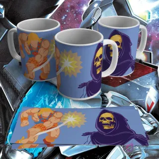 Taza sublimada con diseño de He-Man golpeando y Skeletor encapuchado en el fondo