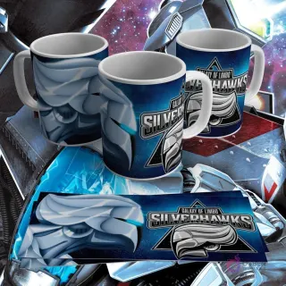 Taza sublimada con diseño del logo de Silverhawks y un ave espacial estilizada