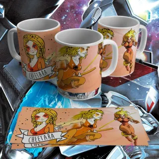Taza sublimada con diseño de Cheetara de Thundercats en dos poses con su bastón