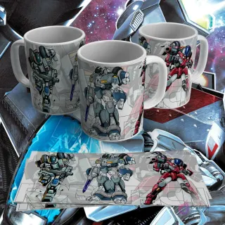 Taza sublimada con diseño de diversos mechs de Robotech en acción con fondo geométrico