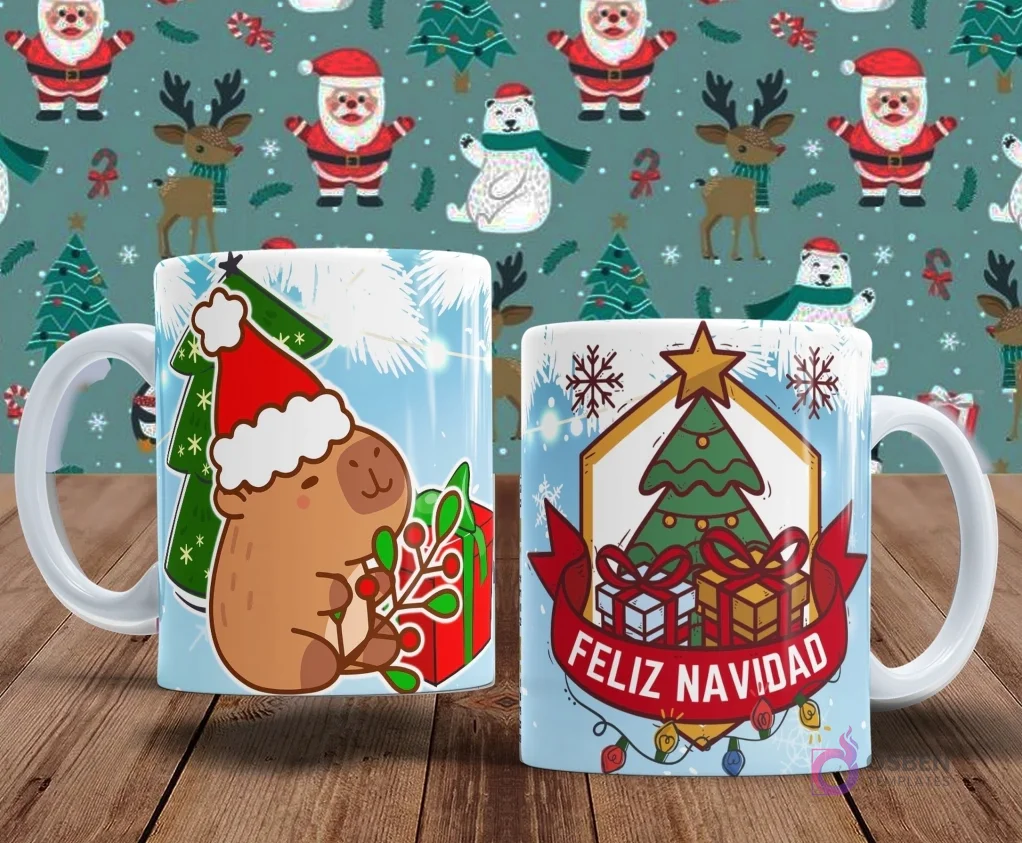 Par de tazas de sublimación con temática navideña. Una taza presenta un capibara con gorro de Papá Noel junto a un árbol de Navidad. La segunda taza exhibe un emblema festivo con un árbol y regalos bajo el texto 'Feliz Navidad'.