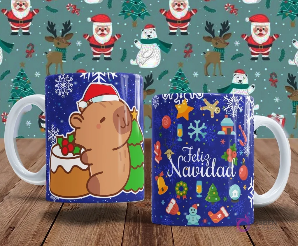 Tazas navideñas con capibaras. Una taza tiene un capibara con gorro de Papá Noel junto a un pudín festivo. La segunda taza está adornada con el texto 'Feliz Navidad' rodeado de iconos navideños como copos y regalos.