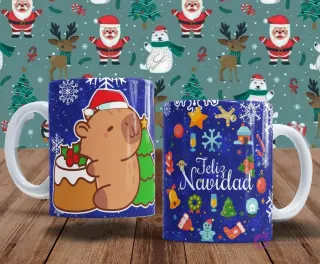 Tazas navideñas con capibaras. Una taza tiene un capibara con gorro de Papá Noel junto a un pudín festivo. La segunda taza está adornada con el texto 'Feliz Navidad' rodeado de iconos navideños como copos y regalos.