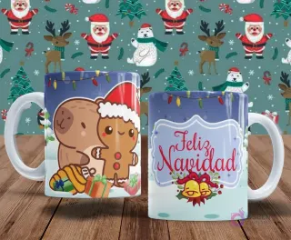 Tazas con personajes festivos. Una taza muestra un capibara abrazando a un hombre de jengibre junto a regalos. La otra taza dice 'Feliz Navidad' con campanas y lazos rojos.
