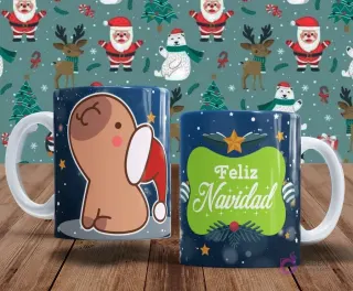 Par de tazas con diseños temáticos de Navidad. Una taza tiene un capibara con un gorro de Papá Noel visto desde atrás. La otra taza luce el texto 'Feliz Navidad' en un marco verde festivo.
