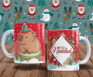Dos tazas con ilustraciones navideñas. Una taza muestra un capibara con un árbol de Navidad en la cabeza, sobre una base festiva. La otra taza tiene el texto 'Feliz Navidad' con un hombre de jengibre y regalos.
