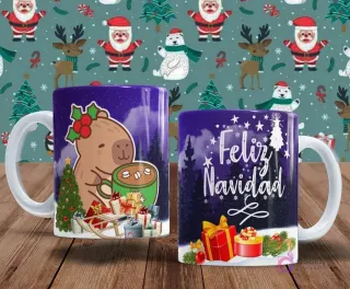 Par de tazas con diseños de capibaras y Navidad. Una taza tiene un capibara bebiendo chocolate caliente junto a un trineo con regalos. La otra dice 'Feliz Navidad' con árboles y paquetes de regalos.