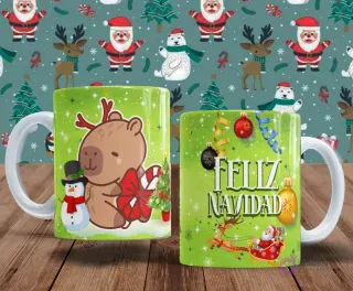 Dos tazas de colores vibrantes para Navidad. Una taza verde muestra un capibara disfrazado de reno con un bastón de caramelo y un muñeco de nieve. La otra taza dice 'Feliz Navidad' con Papá Noel en un trineo y ornamentos.