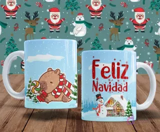 Tazas con escenas invernales. Una taza azul claro presenta un capibara con bufanda a rayas y un bastón de caramelo. La otra taza tiene 'Feliz Navidad' con un muñeco de nieve y una casita cubierta de nieve.