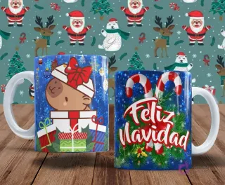 Par de tazas con diseños de capibaras y Navidad. Una taza muestra un capibara sonriendo saliendo de una caja de regalo con un lazo rojo. La otra taza tiene el texto 'Feliz Navidad' decorado con bastones de caramelo y muérdago sobre un fondo azul brillante con copos de nieve.