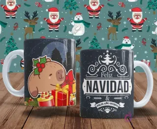 Dos tazas con diseños nocturnos de Navidad. Una taza presenta un capibara rodeado de regalos bajo una luna llena. La otra taza tiene un diseño tipográfico 'Feliz Navidad & Feliz Año Nuevo' con un árbol festivo.