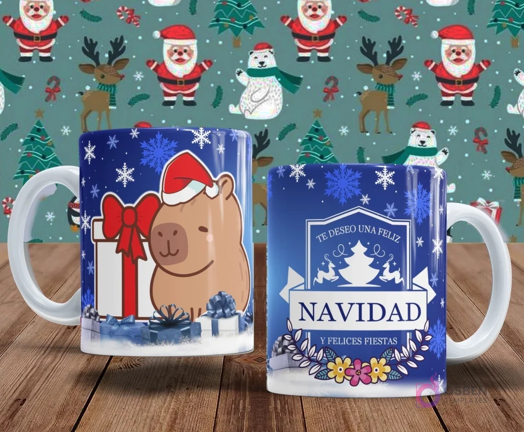 Tazas con motivos azules y navideños. Una taza muestra un capibara con gorro de Papá Noel asomándose de un regalo. La otra taza tiene un mensaje de 'Feliz Navidad y Felices Fiestas' con un árbol y flores.
