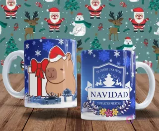 Tazas con motivos azules y navideños. Una taza muestra un capibara con gorro de Papá Noel asomándose de un regalo. La otra taza tiene un mensaje de 'Feliz Navidad y Felices Fiestas' con un árbol y flores.