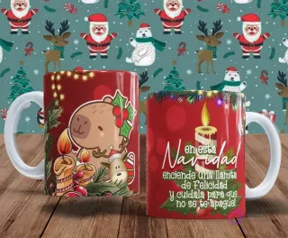 Tazas con diseño festivo en rojo. Una taza muestra un capibara junto a velas encendidas y un reno. La otra taza lleva el mensaje 'En esta Navidad enciende una llamita de Felicidad' con una vela central.