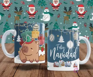 Par de tazas con capibaras y elementos navideños. Una taza muestra un capibara con un gorro de árbol, rodeado de regalos. La otra taza dice 'Feliz Navidad' con luces colgantes y casitas nevadas.