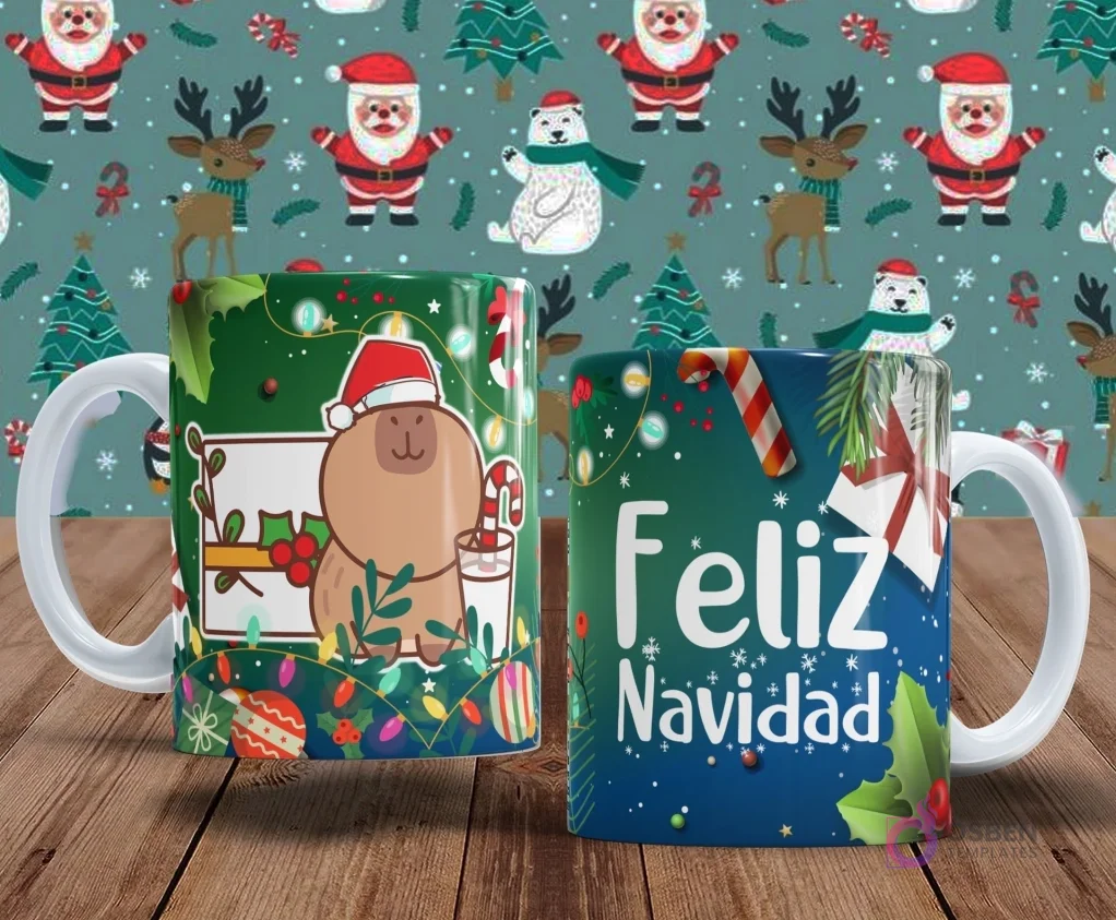 Dos tazas con diseños alegres para Navidad. Una taza verde presenta un capibara con gorro de Papá Noel junto a una taza de bebida y luces. La otra taza tiene 'Feliz Navidad' con bastones de caramelo y regalos.