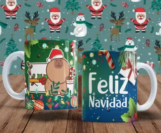 Dos tazas con diseños alegres para Navidad. Una taza verde presenta un capibara con gorro de Papá Noel junto a una taza de bebida y luces. La otra taza tiene 'Feliz Navidad' con bastones de caramelo y regalos.