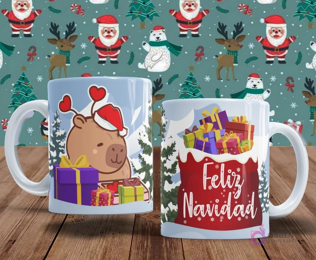 Tazas con escenas invernales y regalos. Una taza presenta un capibara con gorro de Papá Noel y orejas de corazón, rodeado de regalos en la nieve. La otra taza dice 'Feliz Navidad' con una gran pila de regalos en un fondo rojo nevado.