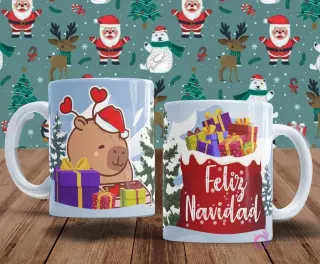 Tazas con escenas invernales y regalos. Una taza presenta un capibara con gorro de Papá Noel y orejas de corazón, rodeado de regalos en la nieve. La otra taza dice 'Feliz Navidad' con una gran pila de regalos en un fondo rojo nevado.