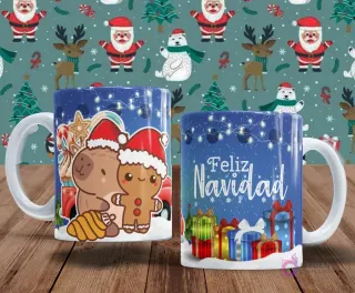 Par de tazas con capibaras y amigos navideños. Una taza muestra un capibara abrazando a un hombre de jengibre. La otra taza tiene 'Feliz Navidad' con regalos y un árbol en un fondo azul oscuro con luces.