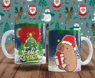 Dos tazas con temática navideña y paisajes nevados. Una taza muestra un árbol de Navidad brillante con 'Feliz Navidad'. La otra taza presenta un capibara con gorro de Papá Noel sosteniendo un regalo en un paisaje invernal.