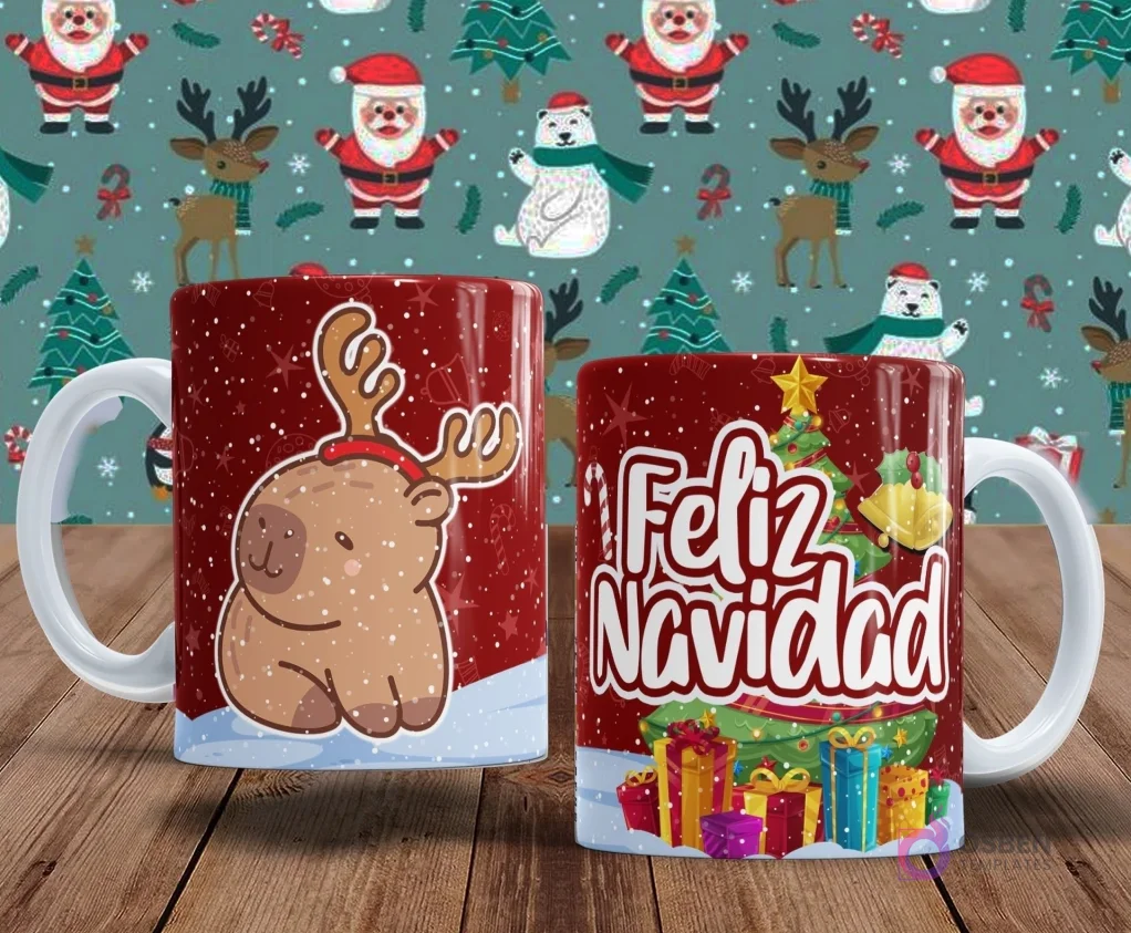 Tazas con capibaras y espíritu navideño. Una taza roja tiene un capibara disfrazado de reno en la nieve. La otra taza muestra 'Feliz Navidad' con un árbol, campanas y regalos de colores.