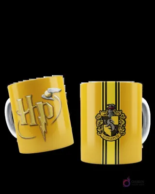 Taza de sublimación amarilla con logo dorado de HP y Snitch, y escudo de Hufflepuff.