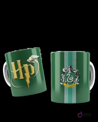 Taza de sublimación verde con logo dorado de HP y Snitch, y escudo de Slytherin.