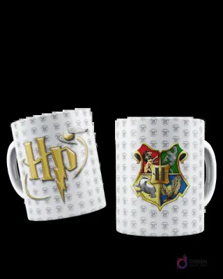 Taza de sublimación blanca con patrón sutil de HP, logo dorado de HP y Snitch, y escudo de Hogwarts.