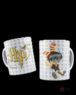 Taza de sublimación blanca con patrón sutil de HP, logo dorado de HP y Snitch, y Harry Potter chibi volando en escoba.
