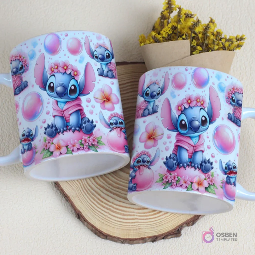 Par de tazas sublimadas con diseño de Stitch bebé usando corona de flores en entorno rosa pastel con burbujas y flores hawaianas